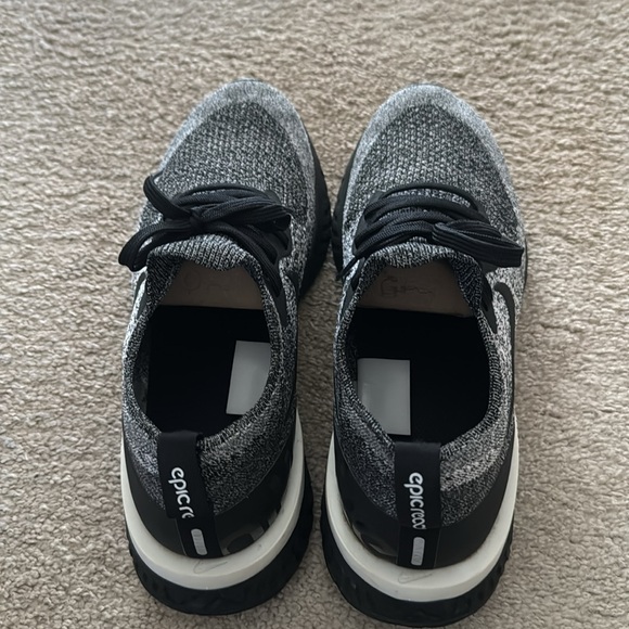 Nike Men’s Epic React Flyknit Oreo Size 8 - Picture 4 of 7